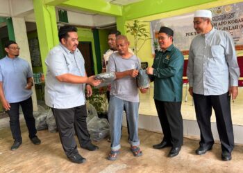 TUAN  Mohd. Saripudin Tuan Ismail (dua dari kanan) menyerahkan anak pokok cempedak dan baja kepada penduduk sempena Program Apo Kobar Pok Tani Agro Al- Falah (Kapok) Dewan Undangan Negeri (DUN) Kijang Kota Bharu, Kelantan hari ini- UTUSAN/ ROSLIZA MOHAMED.