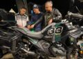 AHMAD Faisal Mustafa (kanan) memberi penerangan warna baharu model R1300 GS sempena konvoi ulang tahun ke-33 BMW Motorrad Auto Bavaria di Cameron Highlands, Pahang. - UTUSAN/ZABRY MOHAMAD