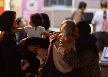 AHLI keluarga mangsa tidak dapat menahan kesedihan dalam nahas tiga pekerja sebuah syarikat perkapalan maut di perairan sempadan Terengganu-Pahang semasa berada di Jabatan Forensik Hospital Sultanah Nur Zahirah (HSNZ), Kuala Terengganu, Terengganu. -UTUSAN/PUQTRA HAIRRY
