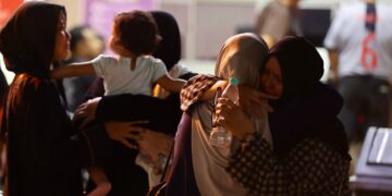 AHLI keluarga mangsa tidak dapat menahan kesedihan dalam nahas tiga pekerja sebuah syarikat perkapalan maut di perairan sempadan Terengganu-Pahang semasa berada di Jabatan Forensik Hospital Sultanah Nur Zahirah (HSNZ), Kuala Terengganu, Terengganu. -UTUSAN/PUQTRA HAIRRY