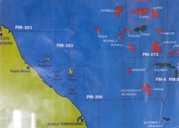 LOKASI kejadian (dalam bulatan) tiga pekerja syarikat perkapalan maut manakala seorang lagi cedera parah selepas terlibat dalam kemalangan ketika menjalankan kerja-kerja penyelenggaraan di Platform Sepat di perairan Terengganu/Kelantan. - FOTO IHSAN POLIS