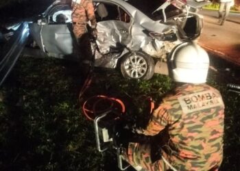 PASUKAN bomba menjalankan operasi mengeluarkan mangsa yang tersepit dalam kemalangan membabitkan tiga kenderaan di Lebuhraya Segamat Kuantan dekat Muadzam Shah di Pekan, Pahang.