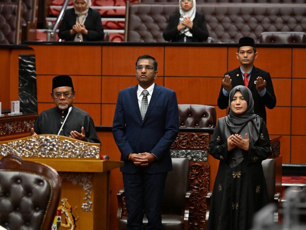 Pengasas Unit Amal Pas antara tiga senator angkat sumpah hari ini