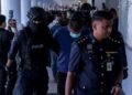 SEBAHAGIAN daripada 11 lelaki yang didakwa menjadi ahli kumpulan jenayah terancang Geng RT6 dikawal ketat polis ketika dibawa untuk dituduh di Mahkamah Sesyen, Kuala Lumpur hari ini. - UTUSAN/M. FIRDAUS M. JOHARI