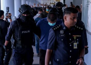 SEBAHAGIAN daripada 11 lelaki yang didakwa menjadi ahli kumpulan jenayah terancang Geng RT6 dikawal ketat polis ketika dibawa untuk dituduh di Mahkamah Sesyen, Kuala Lumpur hari ini. - UTUSAN/M. FIRDAUS M. JOHARI