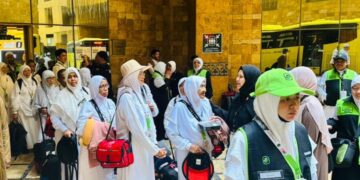 JEMAAH haji Malaysia mula bergerak dengan menaiki bas menuju ke Arafah.