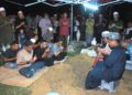 AHLI keluarga Allahyarham Ahmad Fiqri Zakaria mengaminkan doa ketika pengebumian di Tanah Perkuburan Islam Padang Sebang, Gadek, Melaka. - UTUSAN/AMRAN MULUP