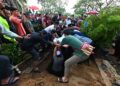 DUA rakan sekerja mangsa kejadian tragedi bot penyelamat jatuh di Kemudahan Penyimpanan dan Pemindahan Terapung (FSO) Sepat dikebumikan di Tanah Perkuburan Islam Setali di Kuantan, Pahang. - FOTO/SHAIKH AHMAD RAZIF