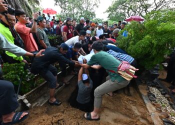 DUA rakan sekerja mangsa kejadian tragedi bot penyelamat jatuh di Kemudahan Penyimpanan dan Pemindahan Terapung (FSO) Sepat dikebumikan di Tanah Perkuburan Islam Setali di Kuantan, Pahang. - FOTO/SHAIKH AHMAD RAZIF