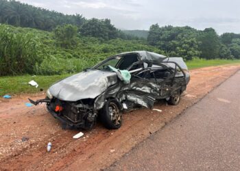 KEADAAN kereta Proton Wira yang terlibat kemalangan di kilometer 76, Jalan Kuantan-Segamat dekat Paloh Hinai di Pekan, Pahang.