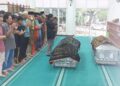 MUHAMMAD Afiq Syah Lokman Ludza mengimamkan solat jenazah ibu dan bapanya di Surau Perumahan Polis Diraja Malaysia (PDRM) Pekan di Pekan, Pahang.