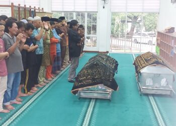MUHAMMAD Afiq Syah Lokman Ludza mengimamkan solat jenazah ibu dan bapanya di Surau Perumahan Polis Diraja Malaysia (PDRM) Pekan di Pekan, Pahang.