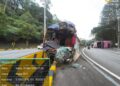 DUA bas persiaran dan sebuah kenderaan Perodua Aruz terlibat kemalangan ketika menuruni Genting Highlands di Bentong, Pahang. - GAMBAR IHSAN JBPM PAHANG