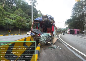 DUA bas persiaran dan sebuah kenderaan Perodua Aruz terlibat kemalangan ketika menuruni Genting Highlands di Bentong, Pahang. - GAMBAR IHSAN JBPM PAHANG