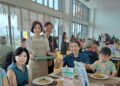 Irene Ng mengambil pesanan makanan daripada pelanggan di Kafe Forget Me Not.