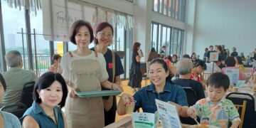 Irene Ng mengambil pesanan makanan daripada pelanggan di Kafe Forget Me Not.