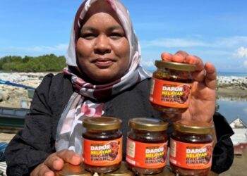 ORYATI Othman menunjukkan produk sambal ikan talang masin.