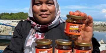 ORYATI Othman menunjukkan produk sambal ikan talang masin.