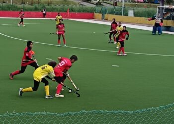 PEMAIN Negeri Sembilan (jersi merah) mengasak kubu MUTIARA-MSSPP-PSHA-PKS dalam  saingan Liga Hoki Malaysia TNB 2026 di Stadium Hoki Seremban 2 di Seremban petang tadi.-UTUSAN/NAZARUDIN SHAHARI.