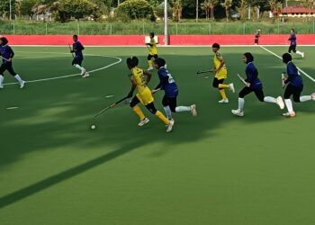 PEMAIN Negeri Sembilan (jersi kuning) bersaing dengan pemain Perak dalam perlawanan Liga Hoki Malaysia TNB 2026 di Stadium Hoki Seremban 2 di Seremban, petang tadi. (UTUSAN/NAZARUDIN)