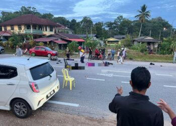 KEADAAN dua murid yang terlibat kemalangan di Kilometer 51.4 Jalan Kota Bharu-Kuala Krai berhampiran Sekolah Menengah Kebangsaan (SMK) Seri Intan, Machang, Kelantan hari ini.