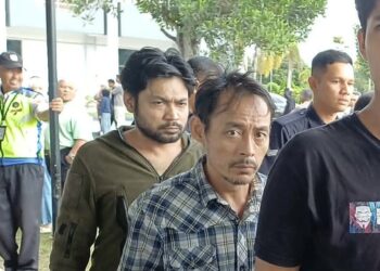 KHAIRUL Helmy Abd Karim (kiri) dan Mohamad Irwan Abdul Halim didakwa melakukan perbuatan khianat dengan membakar dua buah kereta di Mahkamah Sesyen Sungai Petani, hari ini.