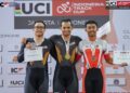 MUHAMMAD Shah Firdaus Sahrom (tengah) meraih emas acara keirin bersama Muhammad Fadhil Zonis (kiri) meraih perak pada Piala Trek Indonesia dia Jakarta, hari ini. -IHSAN FB ICF