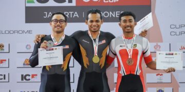 MUHAMMAD Shah Firdaus Sahrom (tengah) meraih emas acara keirin bersama Muhammad Fadhil Zonis (kiri) meraih perak pada Piala Trek Indonesia dia Jakarta, hari ini. -IHSAN FB ICF