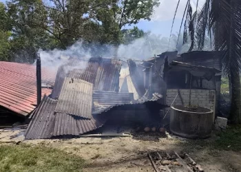 LELAKI ditemukan rentung dalam kebakaran sebuah rumah di kawasan kebun di Taman Lembah Bujang, Bedong di Sungai Petani. - IHSAN BOMBA