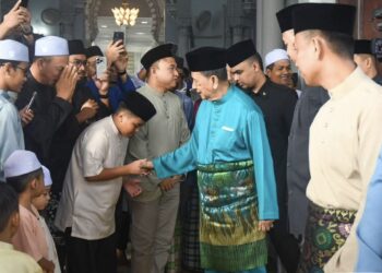SULTAN Sallehuddin Sultan Badlishah beramah mesra bersama jemaah yang menyertai solat sunat Aidiladha di Masjid Zahir, Alor Setar.