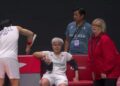 TOH Ee Wei (tengah) menahan kesakitan akibat mengalami kecederaan lututnya ketika beraksi perlawanan suku akhir Terbuka Singapura di Kallang, hari ini. - TANGKAP LAYAR BWF