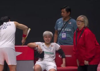TOH Ee Wei (tengah) menahan kesakitan akibat mengalami kecederaan lututnya ketika beraksi perlawanan suku akhir Terbuka Singapura di Kallang, hari ini. - TANGKAP LAYAR BWF
