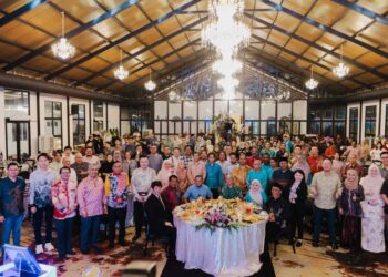 AMIRUDIN (tengah) bersama tetamu dan wakil Majlis Perbandaran Selayang (MPS) ketika ditemui di Majlis Peluncuran Coffee Table Book Selayangku Sayang: Bandaraya Pintar 2030 di Sungai Buloh, Selangor, kelmarin.