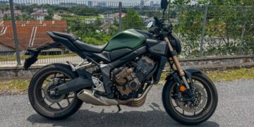 Model ini dijana enjin 649cc DOHC empat silinder.