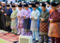 TENGKU Muhammad Ismail Sultan Mizan Zainal Abidin (tiga dari kanan) berkenan menunaikan solat sunat Aidiladha bersama rakyat di Masjid Al-Mukatfi Billah Shah, Kuala Terengganu. - UTUSAN/PUQTRA HAIRRY