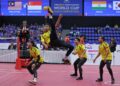 PEREJAM negara, Muhammad Afifuddin Mohd Razali (dua dari kiri) melakukan libasan ketika Malaysia menewaskan Singapura 15-9, 15-13 dalam aksi pembukaan Kumpulan C acara kuadran di Piala Dunia Sepak Takraw 2026 yang berlangsung di Stadium Titiwangsa, semalam. GAMBAR - AMIR KHALID