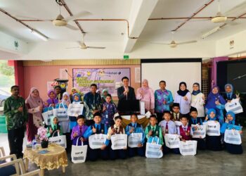PHILIP See (tengah) bersama pelajar Sekolah Kebangsaan Taman Pantai Sepang Putra di Sepang, Selangor