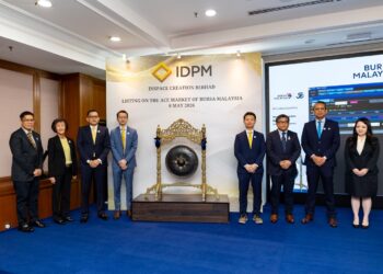 WONG Chong Siong (empat dari kanan) selepas semasa gimik paluan gong sempena Majlis Penyenaraian Inspace Creation di Pasaran ACE Bursa Malaysia