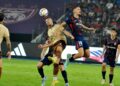PENYERANG JDT Rui Filipe diasak pertahanan Buriram United Guilherme Bissoli pada aksi separuh akhir pertama Kejuaraan Kelab ASEAN (ACC) di Stadium Sultan Ibrahim, Iskandar Puteri, malam tadi.- UTUSAN/RAJA JAAFAR ALI