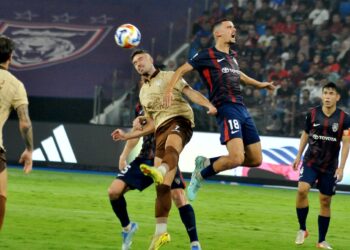 PENYERANG JDT Rui Filipe diasak pertahanan Buriram United Guilherme Bissoli pada aksi separuh akhir pertama Kejuaraan Kelab ASEAN (ACC) di Stadium Sultan Ibrahim, Iskandar Puteri, malam tadi.- UTUSAN/RAJA JAAFAR ALI