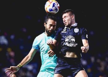 Pemain pertahanan Johor Darul Ta'zim (JDT), Corbin Ong (kiri) bersaing dengan pemain Buriram United dalam aksi separuh akhir kedua Kejuaraan Kelab ASEAN 2026, semalam. - IHSAN JOHOR SOUTHERN TIGERS
