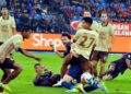 Pemain Johor Darul Ta'zim (JDT) diasak barisan pertahanan Buriram United dalam aksi separuh akhir pertama Kejohanan Kelab Bola Sepak ASEAN (ACC) Piala Shopee di Stadium Sultan Ibrahim, Iskandar Puteri, kelmarin. - UTUSAN/RAJA JAAFAR ALI