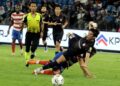 PENYERANG JDT Ignacio Mendez dibentes pertahanan KL City, Gorka Larrucea pada aksi Liga Super di Stadium Sultan Ibrahim, Iskandar Puteri, kelmarin.-UTUSAN/RAJA JAAFAR ALI