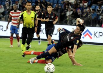 PENYERANG JDT Ignacio Mendez dibentes pertahanan KL City, Gorka Larrucea pada aksi Liga Super di Stadium Sultan Ibrahim, Iskandar Puteri, kelmarin.-UTUSAN/RAJA JAAFAR ALI