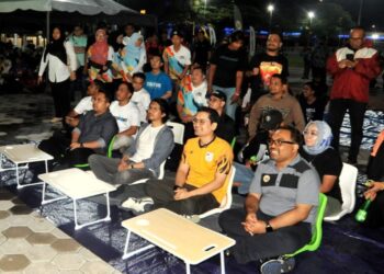 MOHAMMED Taufiq Johari menyaksikan sesi Tayangan Skrin Besar sempena perlawanan akhir Piala FA 2026 antara Manchester City dan Chelsea di Dataran Bandaraya Johor Bahru, malam tadi. - UTUSAN/RAJA JAAFAR ALI