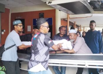 AHLI keluarga mengangkat jenazah mangsa yang maut dalam kemalangan membabitkan dua buah kenderaan di Kilometer 71, Jalan Johor Bahru-Mersing, Kota Tinggi, Johor, semalam.