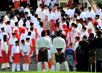 SULTAN Ibrahim Sultan Iskandar bersama Pemangku Sultan Johor, Tunku Ismail Sultan Ibrahim sambil diiringi Ahmad Zahid Hamidi dan Onn Hafiz Ghazi ketika baginda mencemar duli berangkat bergambar bersama ahli MKT UMNO sempena sambutan 80 tahun penubuhan UMNO di Tangga Selat, Istana Besar, Johor Bahru, semalam. - UTUSAN/RAJA JAAFAR ALI