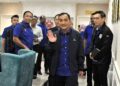ONN Hafiz Ghazi berjalan keluar setelah mengadakan mesyuarat BN Johor di Pejabat Badan  Perhubungan UMNO Johor di Johor Bahru, Johor semalam. - UTUSAN/RAJA JAAFAR ALI