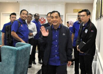 ONN Hafiz Ghazi berjalan keluar setelah mengadakan mesyuarat BN Johor di Pejabat Badan  Perhubungan UMNO Johor di Johor Bahru, Johor semalam. - UTUSAN/RAJA JAAFAR ALI