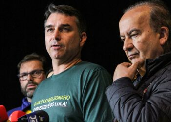 GAMBAR fail Jair Bolsonaro (tengah). - AFP